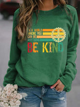 Load image into Gallery viewer, Mulheres em um mundo onde você pode ser qualquer coisa. Be Kind. Moletom de manga comprida
