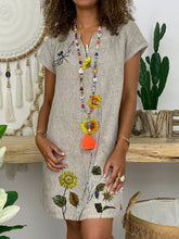 Load image into Gallery viewer, Vestido de mujer de algodón y cuello de pico con estampado de margaritas

