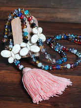 Load image into Gallery viewer, Colar de vidro multicolorido com pompom boho
