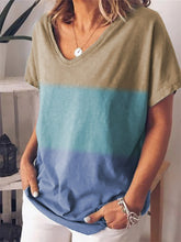 Load image into Gallery viewer, Camiseta de mujer con cuello de pico y estampado degradado en contraste
