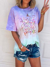 Load image into Gallery viewer, T-shirt Tie-Dye com estampa a cores de pessoas gentis são meu tipo de gente
