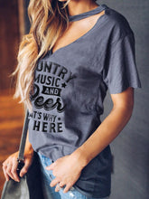 Load image into Gallery viewer, Música country e cerveja, é por isso que estou aqui camiseta ajustada Scoop

