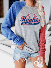 Load image into Gallery viewer, ROOKIE OF THE YEAR Beisebol feminino Estampado Top
