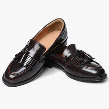 Load image into Gallery viewer, Classic fringed loafers in black / burgundy
