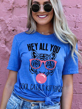 Load image into Gallery viewer, Olá a todos os seus gatos e t-shirt de gatinhos fixes
