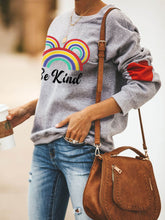 Load image into Gallery viewer, Seja gentil, arco-íris, amor sudadera gris
