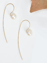 Load image into Gallery viewer, Elegant pearl earrings for women.
