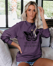 Load image into Gallery viewer, Sudadera Mujer Harry StylesTreat People With Kindness Pirint
