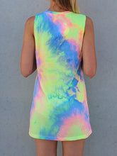 Load image into Gallery viewer, Beer Never Broke My Heart vestido con estampado tie-dye
