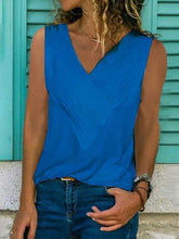 Load image into Gallery viewer, Camiseta con cuello de pico en color liso
