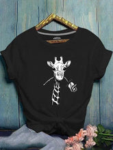 Load image into Gallery viewer, Camiseta feminina casual decote redondo rosa girafa com estampa legal
