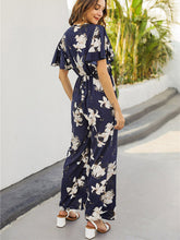 Load image into Gallery viewer, Macacão folgado com estampa floral e cintura alta com decote em V
