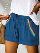 Load image into Gallery viewer, Shorts casuales con costuras de rayas arcoíris
