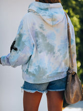 Load image into Gallery viewer, O café me dá os primeiros passos Jesus me mantém em movimento Moletom com estampa tie-dye
