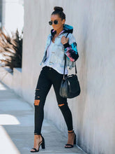 Load image into Gallery viewer, Jaqueta jeans com capuz em malha tie dye e aconchegante
