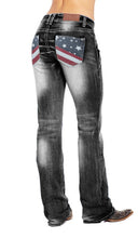 Load image into Gallery viewer, Calça jeans stretch bootcut com wash e estampa da bandeira americana
