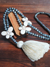 Load image into Gallery viewer, Colar de vidro multicolorido com pompom boho
