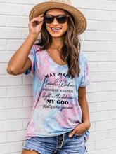 Load image into Gallery viewer, Way Maker Miracle Worker Promise Keeper Light In The Darkness Mi Dios que es quien eres Camiseta de manga corta con efecto tie-dye
