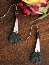 Load image into Gallery viewer, Pendientes de plata antigua con forma geométrica de estilo vintage
