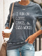Load image into Gallery viewer, Eu corro com café, caos e maldições, Momlife Pullover
