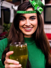 Load image into Gallery viewer, Faixa de cabeça ajustável do trevo verde do dia de São Patrício
