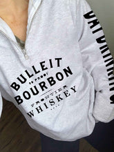 Load image into Gallery viewer, BULLELT 90 PROOF BOURBON FRONTIER WHISKEY DAY BEBENDO Moletom com zíper feminino
