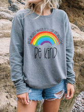 Load image into Gallery viewer, Em um mundo onde você pode ser qualquer coisa Be Kind Rainbow Print Hoodie
