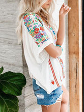 Load image into Gallery viewer, Camiseta casual estampada com decote em V
