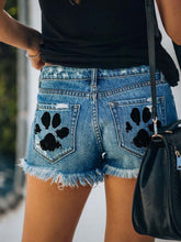 Load image into Gallery viewer, Shorts jeans femininos com estampa de patas de cachorro
