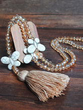 Load image into Gallery viewer, Colar de vidro multicolorido com pompom boho
