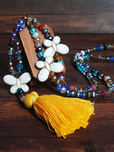Load image into Gallery viewer, Colar de vidro multicolorido com pompom boho
