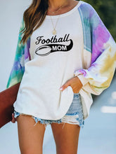 Load image into Gallery viewer, Moletom pintado de mamãe de futebol feminino
