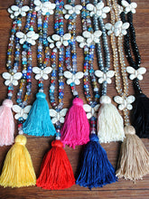 Load image into Gallery viewer, Colar de vidro multicolorido com pompom boho
