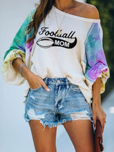 Load image into Gallery viewer, Moletom pintado de mamãe de futebol feminino
