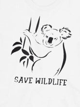 Load image into Gallery viewer, SAVE WILDLIFE Feminino com estampa de Koala Camiseta de manga curta
