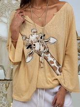 Load image into Gallery viewer, Camiseta feminina de manga comprida estampada de girafa com decote em V
