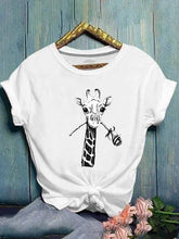 Load image into Gallery viewer, Camiseta feminina casual decote redondo rosa girafa com estampa legal
