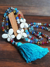 Load image into Gallery viewer, Colar de vidro multicolorido com pompom boho

