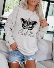Load image into Gallery viewer, Sudadera Mujer Harry StylesTreat People With Kindness Pirint
