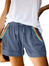 Load image into Gallery viewer, Shorts casuales con costuras de rayas arcoíris
