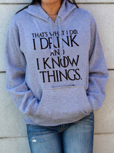 Load image into Gallery viewer, Sudadera I Drink And I Know Things Wine para mujer

