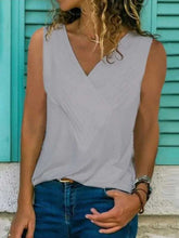 Load image into Gallery viewer, Camiseta con cuello de pico en color liso
