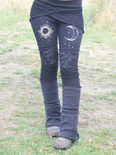 Load image into Gallery viewer, Calça Stretch Lazer Feminina com Estampa Vintage e Bordado

