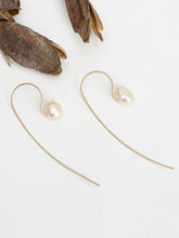 Load image into Gallery viewer, Elegant pearl earrings for women.
