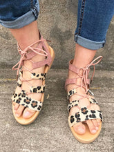 Load image into Gallery viewer, Sandalias romanas planas con tiras cruzadas y estampado de leopardo para mujer
