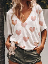 Load image into Gallery viewer, Short-sleeved T-shirt with heart print
