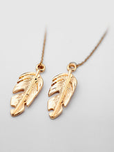 Load image into Gallery viewer, Pendientes de hoja de plumas de oro vintage

