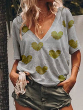 Load image into Gallery viewer, Short-sleeved T-shirt with heart print
