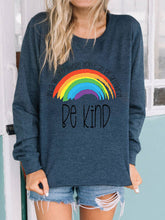 Load image into Gallery viewer, Em um mundo onde você pode ser qualquer coisa Be Kind Rainbow Print Hoodie
