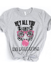 Load image into Gallery viewer, Olá a todos os seus gatos e t-shirt de gatinhos fixes
